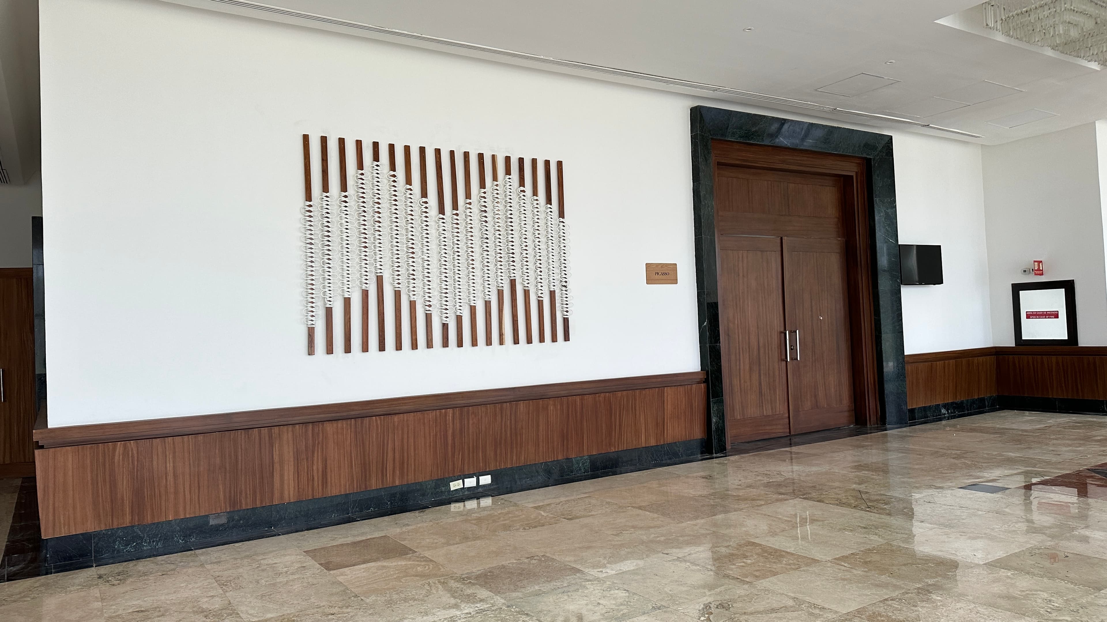Salones Prado — vista interior amplia con panelado de ebanistería y sistemas acústicos de muro