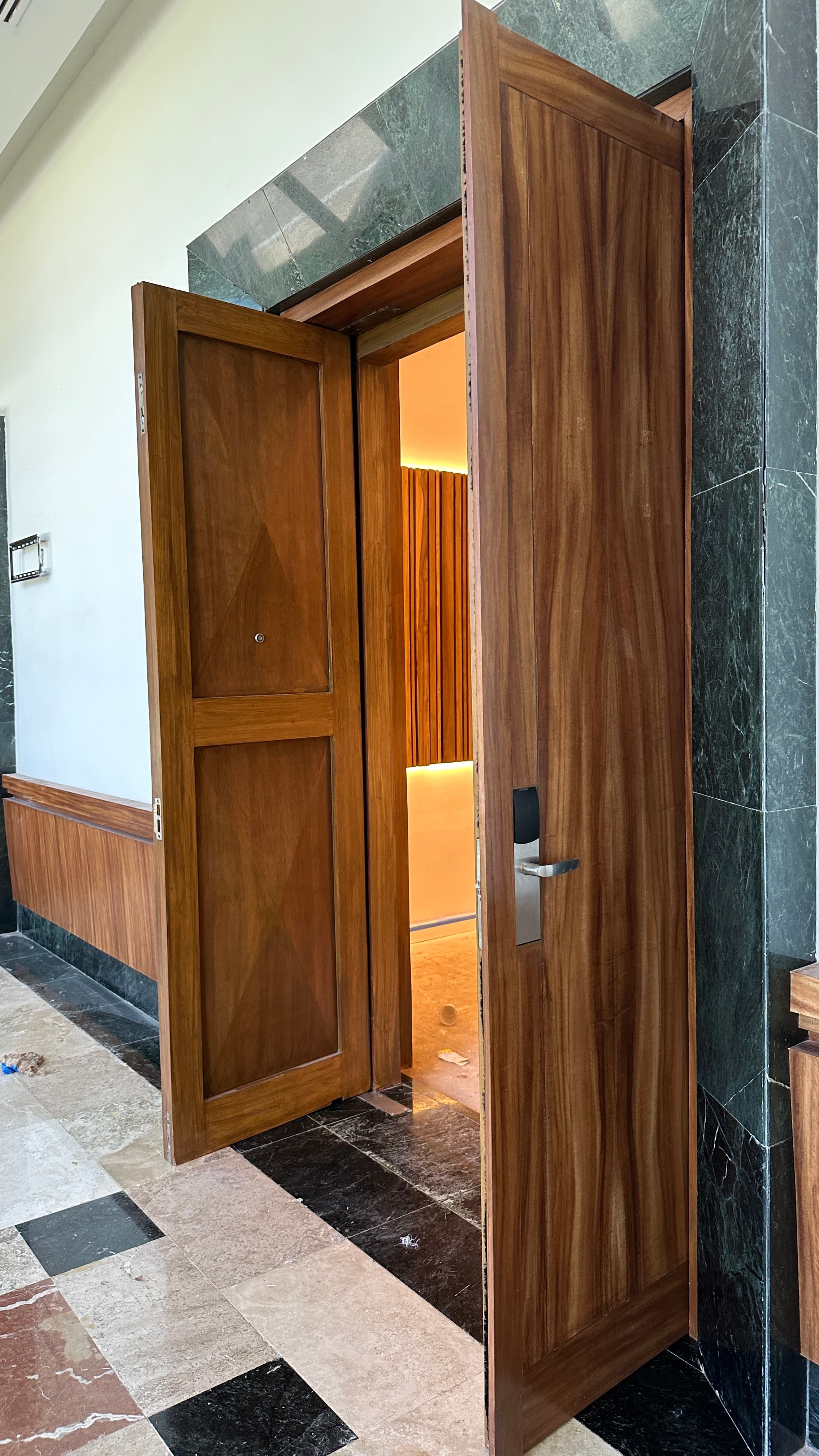 Salones Prado — detalle arquitectónico, calidad de panelado y acabados en Paradisus Cancún