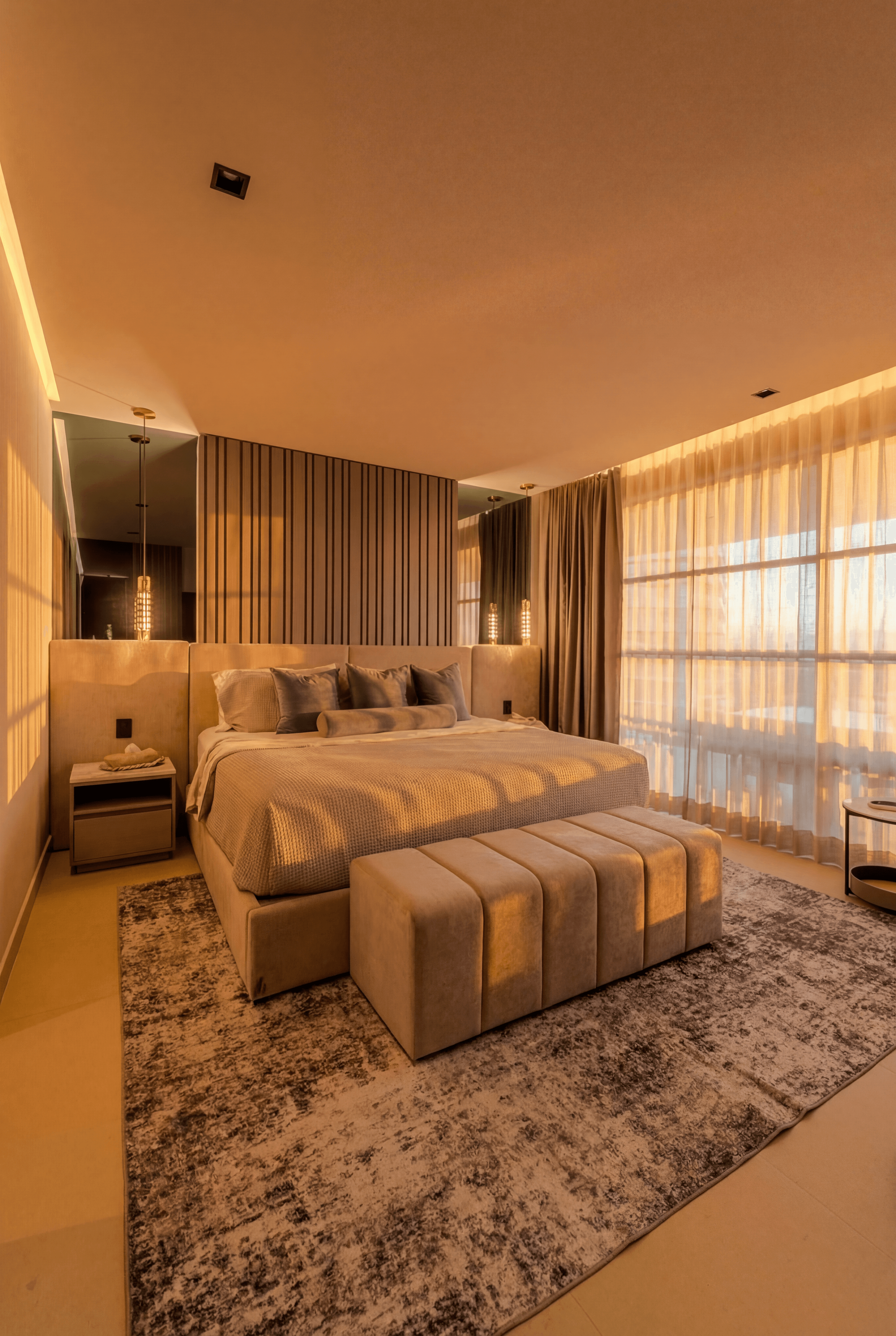 Apus 904 — dormitorio principal con iluminación envolvente y acristalamiento de piso a techo