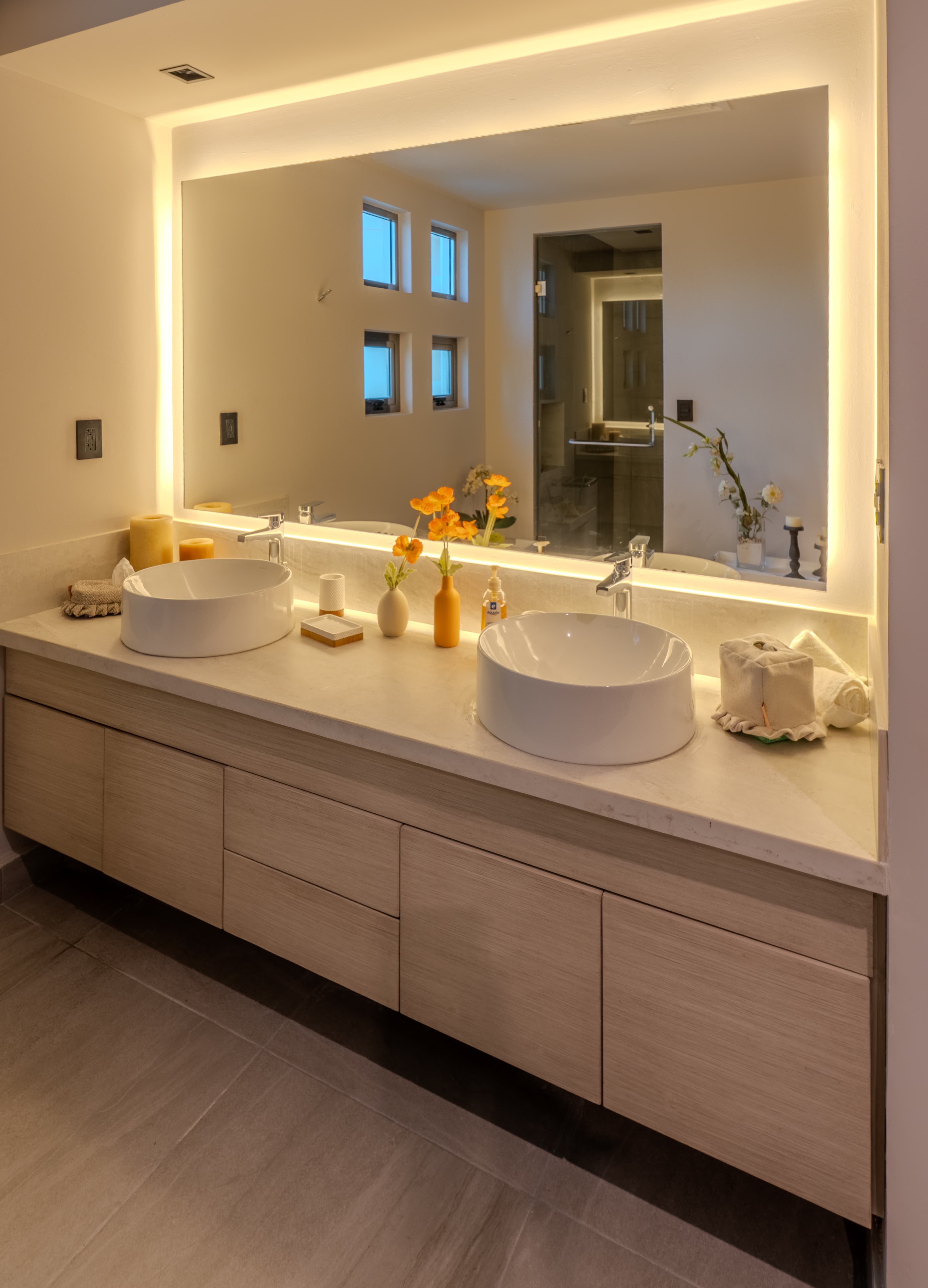 Apus 904 — vanidad del baño principal iluminada con lavabos dobles sobre encimera