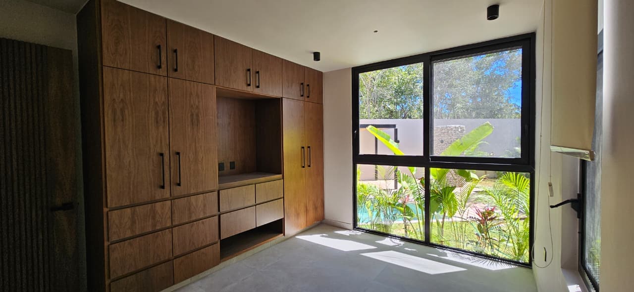 Casa Juuba — sistema de closet de madera natural de pared completa